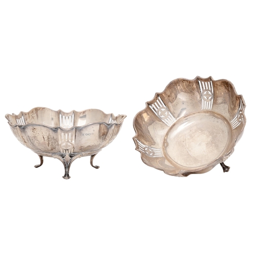 275 - A pair of George V pierced silver sweetmeat dishes, on three feet, 13.5cm diam, by James Deakin &... 