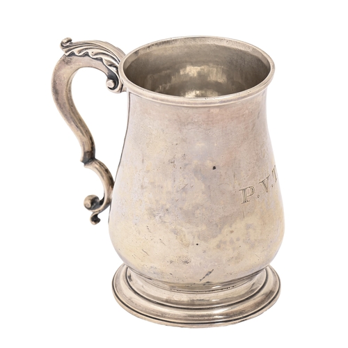 325 - A George III silver mug, 10cm h, maker W-, a pellet between, London 1764, 7oz 5dwt