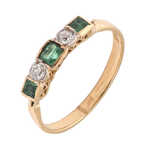 33 - An emerald and diamond ring, in gold, marked 18ct, 2.7g, size P