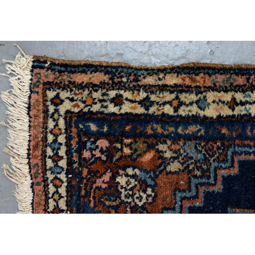 905 - A prayer rug, 75cm x 123cm