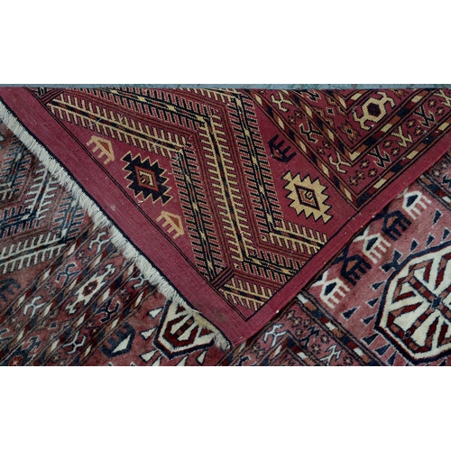 911 - A large rug, 230cm x 230cm