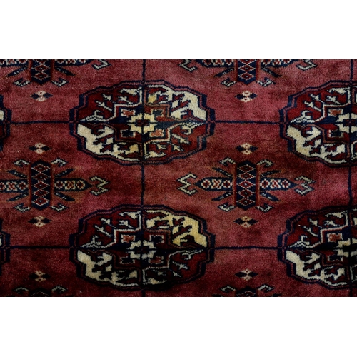 911 - A large rug, 230cm x 230cm