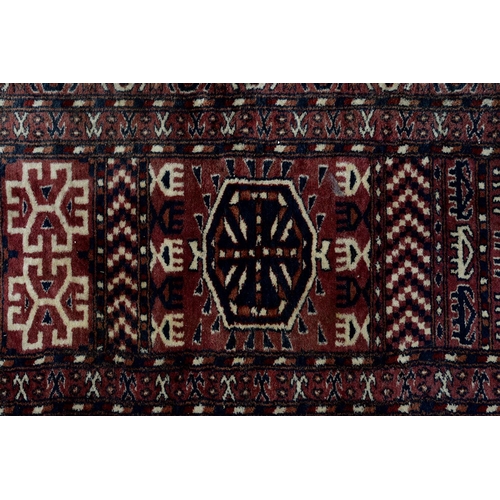 911 - A large rug, 230cm x 230cm