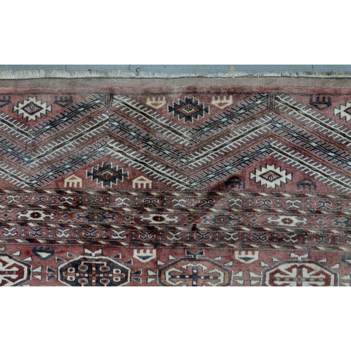 911 - A large rug, 230cm x 230cm