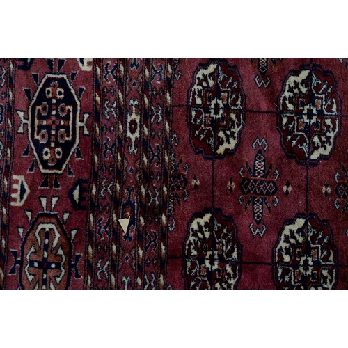 911 - A large rug, 230cm x 230cm