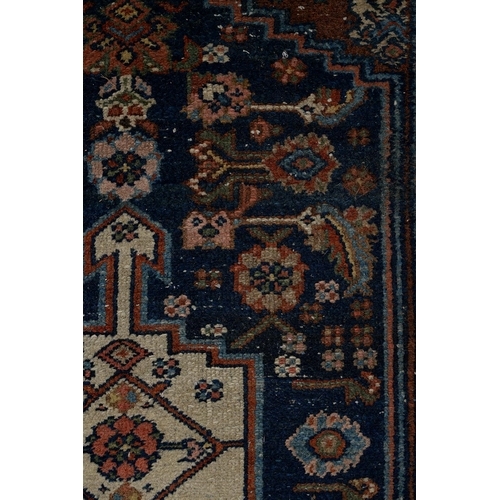 905 - A prayer rug, 75cm x 123cm