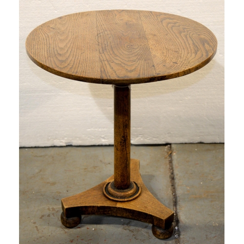 1042 - A George IV oak table, the round top on turned pillar and platform with bun feet, 65cm h, 58cm diam... 