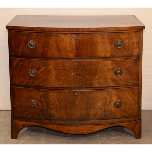 1062 - A George III bow fronted mahogany chest of drawers, 86cm h; 50 x 91cm