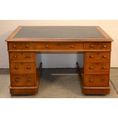 1070 - A Victorian mahogany pedestal desk, 72cm h; 59 x 104cm