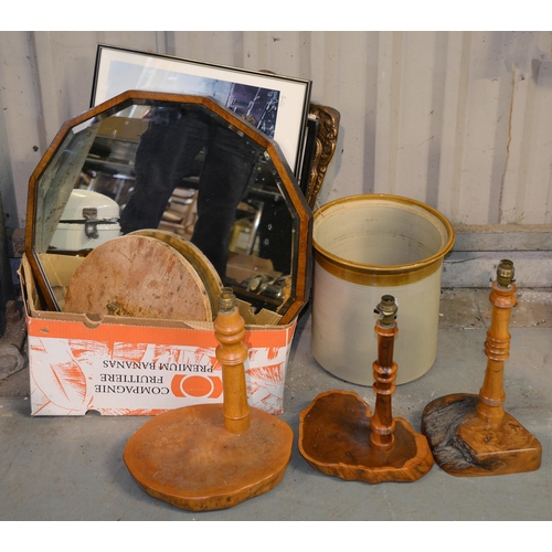 1142 - A walnut mirror and miscellaneous others, prints, wooden table lamps, etc