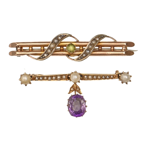 173 - An amethyst and pearl bar brooch and a peridot and split pearl bar brooch, early 20th c, in gold, 39... 