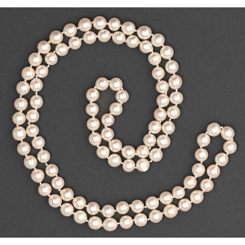 178 - A cultured pearl rope necklace, of approx 8mm cultured pearls, 92cm l, 76.5g