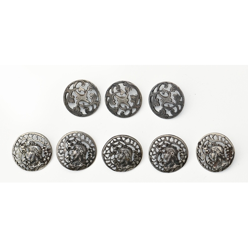 231 - A set of five art nouveau silver buttons, 29mm diam, by William Comyns & Sons, London 1899 and e... 