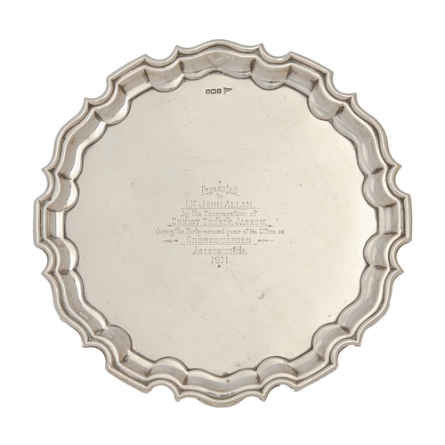 332 - A George V silver salver, on three volute feet, 26cm diam, by Walker & Hall, Sheffield 1910, 16o... 