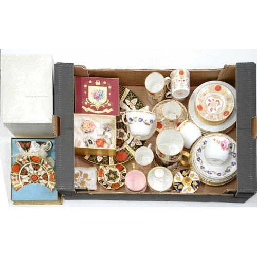 495 - Miscellaneous Abbeydale bone china tea and trinketware, to include Astoral and Imperial pattern and ... 