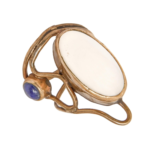 511 - An Arts & Crafts moonstone and lapis lazuli wirework ring,  in gold, unmarked, 8.2g, size Q... 