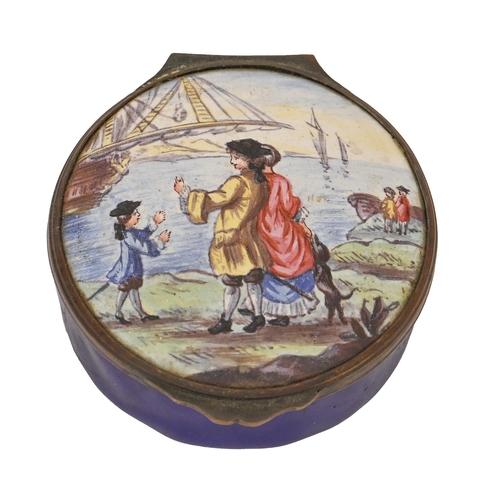 530 - A French enamel snuff box, late 19th/early 20th c, the domed lid painted with figures on the coast, ... 