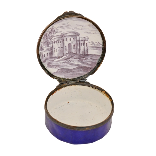 530 - A French enamel snuff box, late 19th/early 20th c, the domed lid painted with figures on the coast, ... 