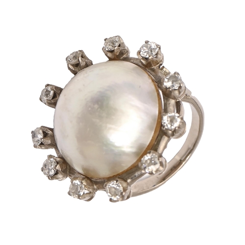 76 - A diamond and mabe pearl veneered ring, in white gold, 11.7g, size M