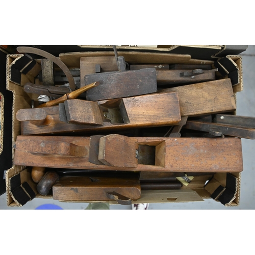 822 - Miscellaneous woodworking tools, late 19th/20th c, including moulding and other planes... 