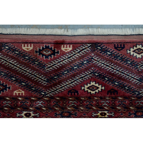 1090 - A large rug, 230cm x 230cm