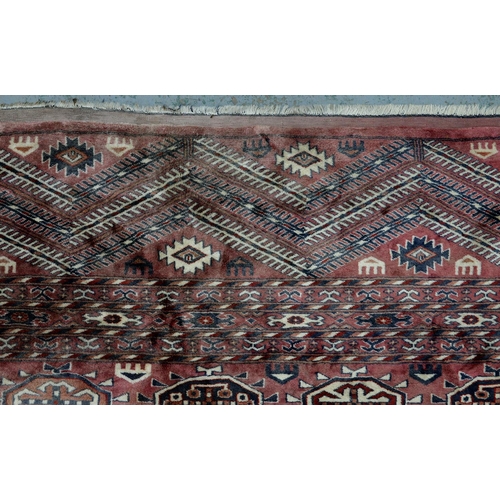 1090 - A large rug, 230cm x 230cm