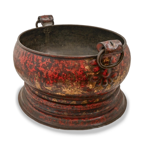 1152 - A rare Queen Anne japanned copper wine cistern, c1700, with gilt chinoiserie decoration on a scarlet... 