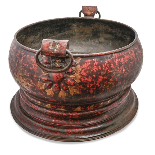 1152 - A rare Queen Anne japanned copper wine cistern, c1700, with gilt chinoiserie decoration on a scarlet... 