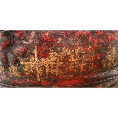 1152 - A rare Queen Anne japanned copper wine cistern, c1700, with gilt chinoiserie decoration on a scarlet... 