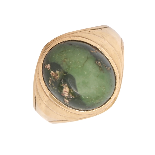 132 - A green stone ring, en cabochon, in gold, marked 14K, 6.7g, size O