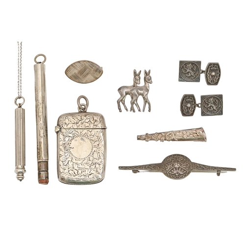 196 - Miscellaneous small silver articles, to include an Edwardian vesta case, button hole flower holder, ... 