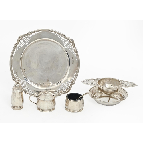 292 - A George V silver tea strainer and stand, 13cm over handles, by Walker & Hall Ltd, Sheffield 192... 