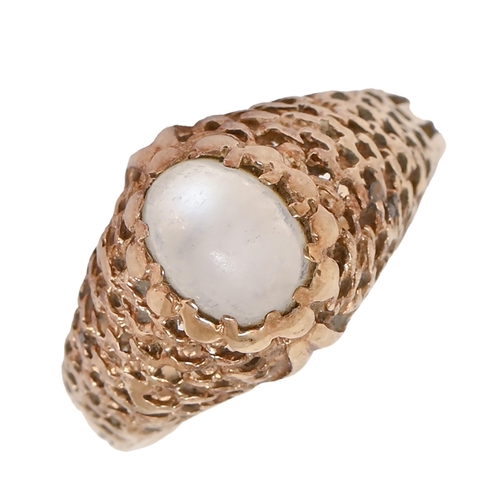 41 - A moonstone ring, in 9ct gold, London 1972, 3.8g, size K