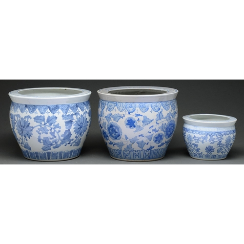 528C - A pair of Chinese reproduction blue and white fish bowls, late 20th c, and a smaller similar, 26cm h... 