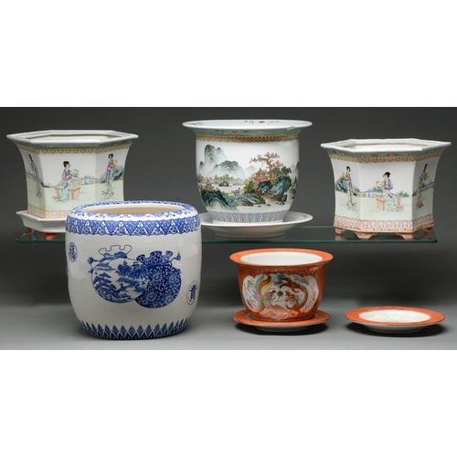 528D - Five Chinese jardinieres and four stands, mid 20th c and later, to include a pair of hexagonal jardi... 