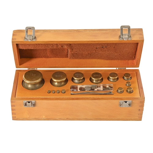 595 - Scientific Instruments. A cased set of twenty weights, mid-late 20th c, comprising 1kg to 10mg, the ... 