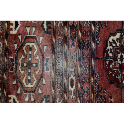 933 - A large rug, 230cm x 230cm