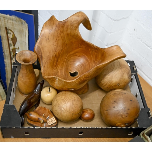 1095 - Treen. A finely carved fruitwood model of an apple and other contemporary 20th c turnery or carvings... 