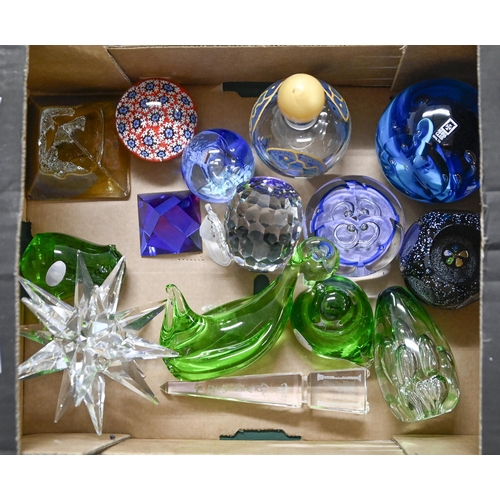 1117 - Miscellaneous decorative glassware, including Medina and other paperweights, scent bottles, etc... 