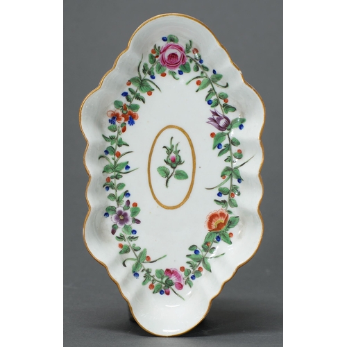 421 - A Worcester spoon tray, c1770, enamelled with a rosebud framed by trailing flowers, the rim gilt, 15... 