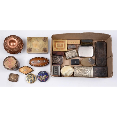 567 - Miscellaneous snuff and trinket boxes, 19th c and later, to include two horn boxes, a Chinese sheet ... 