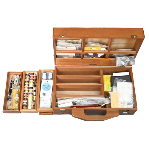 752 - Fly fishing. Miscellaneous fly fishing accessories and fly tying equipment, including Venlard bench ... 