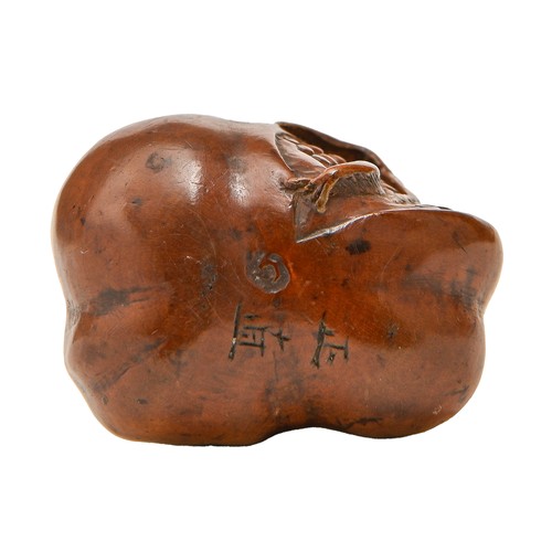 427 - A Japanese wood netsuke of a pomegranate, 19th/20th c, 38 mm l, signed MasanaoProvenance: Almost cer... 