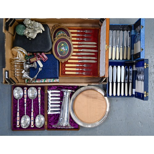 256 - Miscellaneous plated ware,  Edwardian and later, including toast racks, vase, breadboard and  cased ... 