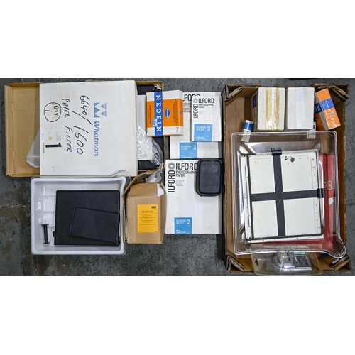 269 - Miscellaneous photographic darkroom equipment, to include a Durst enlargerProvenance: Lieutenant Col... 