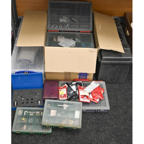 830 - Miscellaneous tools, fixtures and fittings in plastic cases