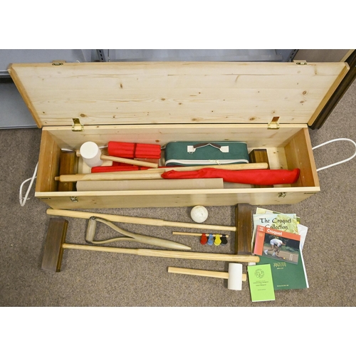 1226 - A croquet set, in pine trunk with hinged lid, 117cm w