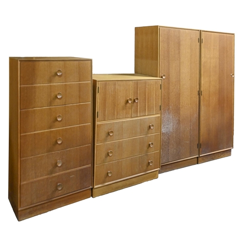 1135 - A Meredew mid-century light oak bedroom suite, comprising three wardrobes, 176cm h and smaller, ches... 