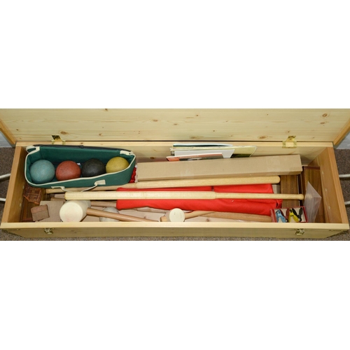 1226 - A croquet set, in pine trunk with hinged lid, 117cm w