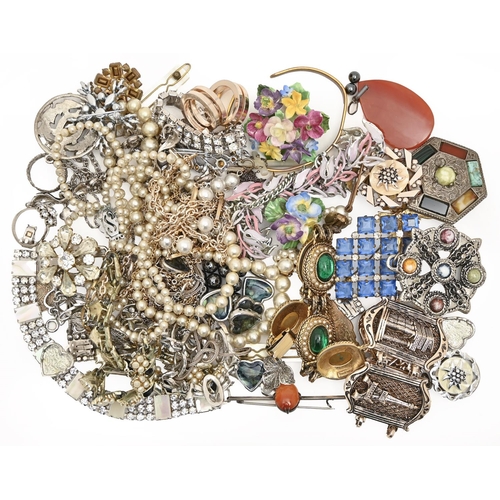 138 - Miscellaneous costume jewellery